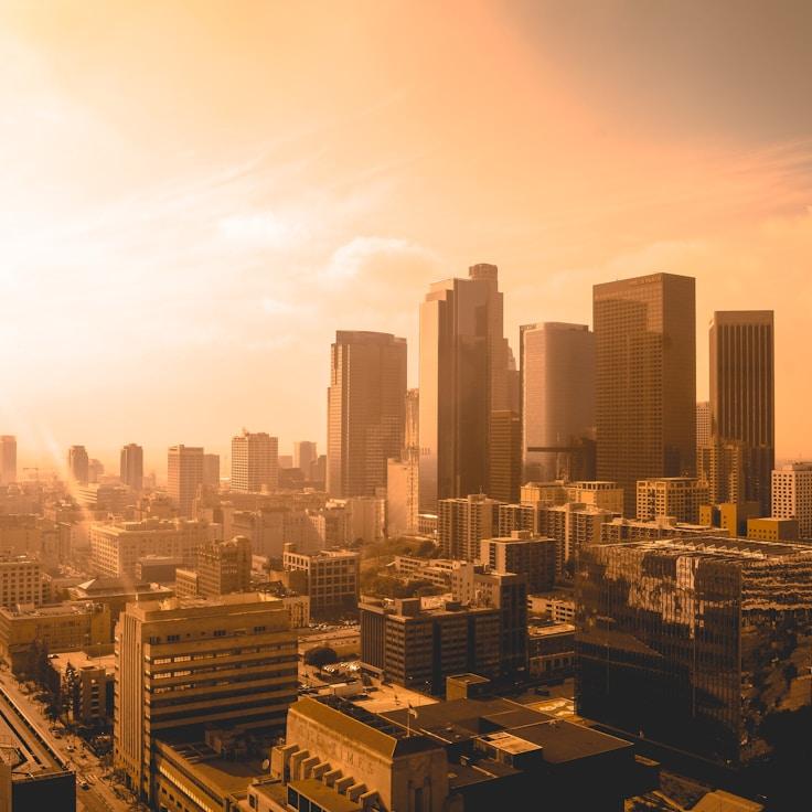 Parents evaluating schools in France